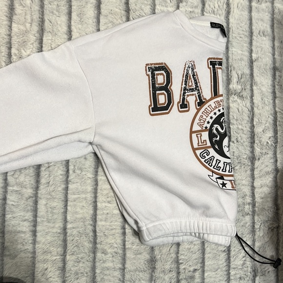 white cropped hoodie it is a medium brand is riley&james - Picture 2 of 4